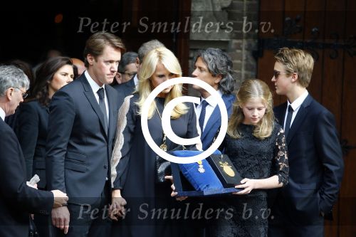Laren 2 oktober 2013
Kerkdienst naar aanleiding van het overlijden van John de mol sr in de sint Jansbasiliek. Het was enorm druk met vrienden en familie.