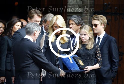 Laren 2 oktober 2013
Kerkdienst naar aanleiding van het overlijden van John de mol sr in de sint Jansbasiliek. Het was enorm druk met vrienden en familie.