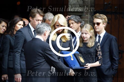 Laren 2 oktober 2013
Kerkdienst naar aanleiding van het overlijden van John de mol sr in de sint Jansbasiliek. Het was enorm druk met vrienden en familie.