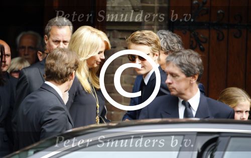 Laren 2 oktober 2013
Kerkdienst naar aanleiding van het overlijden van John de mol sr in de sint Jansbasiliek. Het was enorm druk met vrienden en familie.