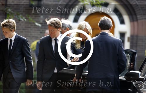 Laren 2 oktober 2013
Kerkdienst naar aanleiding van het overlijden van John de mol sr in de sint Jansbasiliek. Het was enorm druk met vrienden en familie.