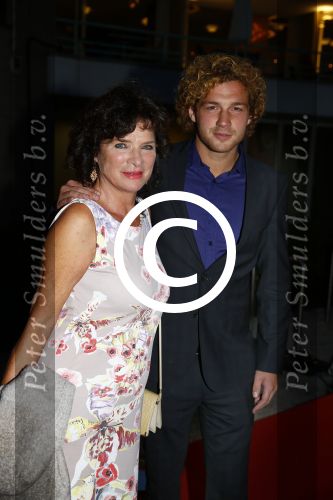 Utrecht 25 september 2013
Premiere hoe duur was de suiker op de utrechtse filmdagen in de schouwburg.
Linda v Dijck met zoon