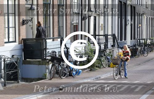 Amsterdam 10 oktober 2013
Chris Zegers met zijn vriendin Marije Braber en hun zoontje Eden op de fiets.