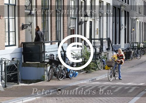 Amsterdam 10 oktober 2013
Chris Zegers met zijn vriendin Marije Braber en hun zoontje Eden op de fiets.