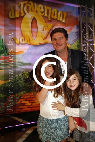 Zaandam 5 oktober 2013
Premiere Oz in de schouwburg van Zaandam.
Martijn Krabbe met zijn dochters Michelle en Jasmijn