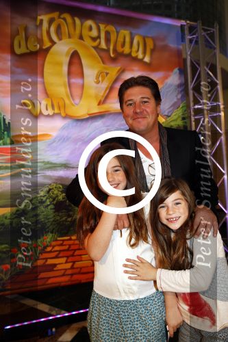 Zaandam 5 oktober 2013
Premiere Oz in de schouwburg van Zaandam.
Martijn Krabbe met zijn dochters Michelle en Jasmijn