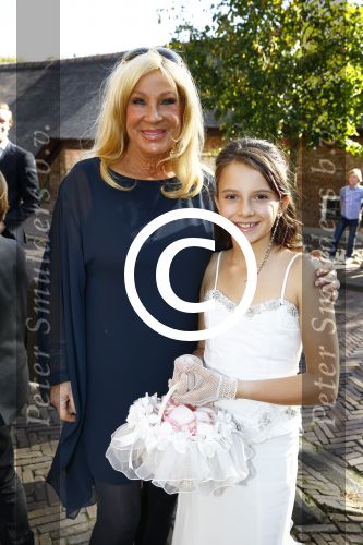 Laren 3 oktober 2013
Laura Ruiters en haar man Ton trouwen op haar 50e verjaardag. Mary Borsato met jada
Jada Borsato is bruidsmeisje.