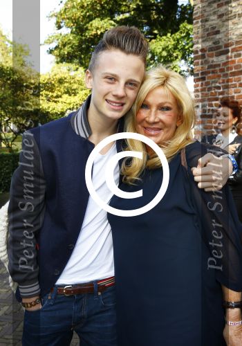 Laren 3 oktober 2013
Laura Ruiters en haar man Ton trouwen op haar 50e verjaardag. Mary en Luca Borsato
Jada Borsato is bruidsmeisje.