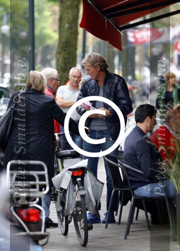 Amsterdam 24 september 2013
Youp van t Hek en Matthijs v Nieuwkerk samen op terras op de cornelis schuytstraat.