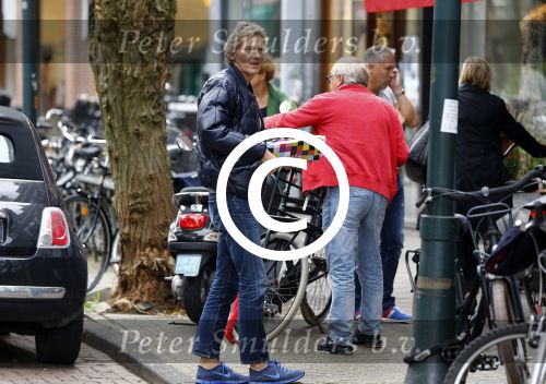 Amsterdam 24 september 2013
Youp van t Hek en Matthijs v Nieuwkerk samen op terras op de cornelis schuytstraat.