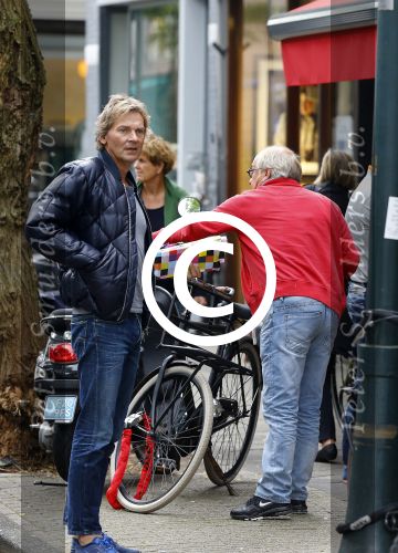 Amsterdam 24 september 2013
Youp van t Hek en Matthijs v Nieuwkerk samen op terras op de cornelis schuytstraat.