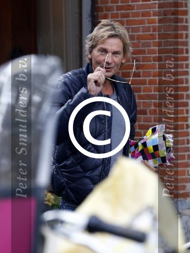Amsterdam 24 september 2013
Youp van t Hek en Matthijs v Nieuwkerk samen op terras op de cornelis schuytstraat.