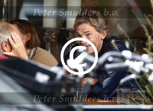 Amsterdam 24 september 2013
Youp van t Hek en Matthijs v Nieuwkerk samen op terras op de cornelis schuytstraat.