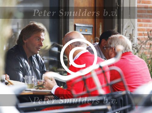 Amsterdam 24 september 2013
Youp van t Hek en Matthijs v Nieuwkerk samen op terras op de cornelis schuytstraat.