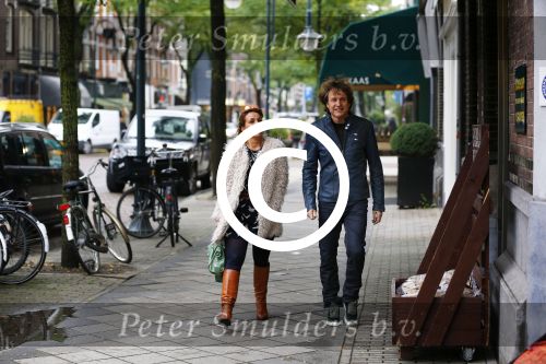 Amsterdam 14 oktober 2013
Nada v Nie met haar nieuwe vriend Frank Bakker op de cornelis schuytstraat