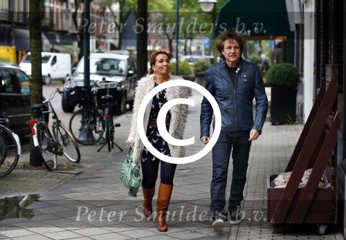Amsterdam 14 oktober 2013
Nada v Nie met haar nieuwe vriend Frank Bakker op de cornelis schuytstraat