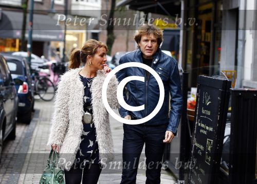 Amsterdam 14 oktober 2013
Nada v Nie met haar nieuwe vriend Frank Bakker op de cornelis schuytstraat