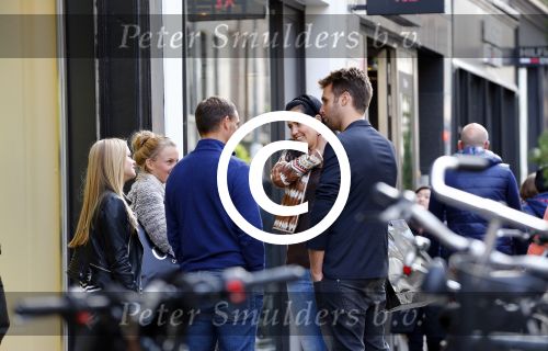 Amsterdam 5 oktober 2013
Frank de Boer met zijn dochters komen Nick Schilder en zijn vriendin  Kirsten tegen op de pc hooftstraat.