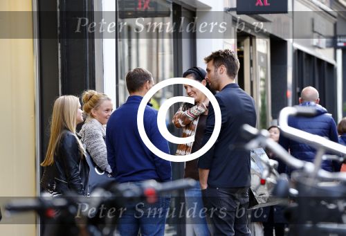 Amsterdam 5 oktober 2013
Frank de Boer met zijn dochters komen Nick Schilder en zijn vriendin  Kirsten tegen op de pc hooftstraat.