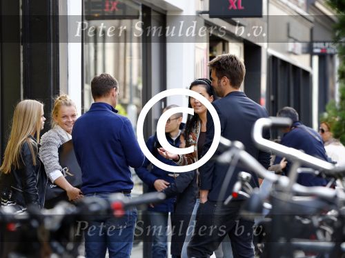 Amsterdam 5 oktober 2013
Frank de Boer met zijn dochters komen Nick Schilder en zijn vriendin  Kirsten tegen op de pc hooftstraat.