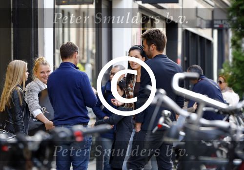 Amsterdam 5 oktober 2013
Frank de Boer met zijn dochters komen Nick Schilder en zijn vriendin  Kirsten tegen op de pc hooftstraat.