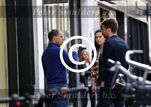 Amsterdam 5 oktober 2013
Frank de Boer met zijn dochters komen Nick Schilder en zijn vriendin  Kirsten tegen op de pc hooftstraat.