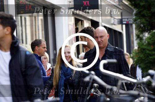 Amsterdam 5 oktober 2013
Frank de Boer met zijn dochters komen Nick Schilder en zijn vriendin  Kirsten tegen op de pc hooftstraat.