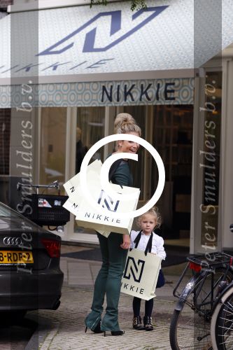 Amsterdam 22 september 2013
Nikkie Plessen en haar dochter Jolie bij de nieuwe winkel van Nikkie op de cornelis schuytstraat.