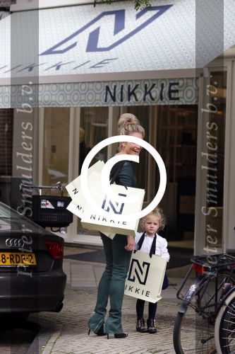 Amsterdam 22 september 2013
Nikkie Plessen en haar dochter Jolie bij de nieuwe winkel van Nikkie op de cornelis schuytstraat.