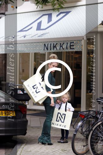 Amsterdam 22 september 2013
Nikkie Plessen en haar dochter Jolie bij de nieuwe winkel van Nikkie op de cornelis schuytstraat.