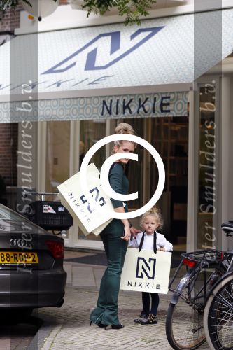Amsterdam 22 september 2013
Nikkie Plessen en haar dochter Jolie bij de nieuwe winkel van Nikkie op de cornelis schuytstraat.
