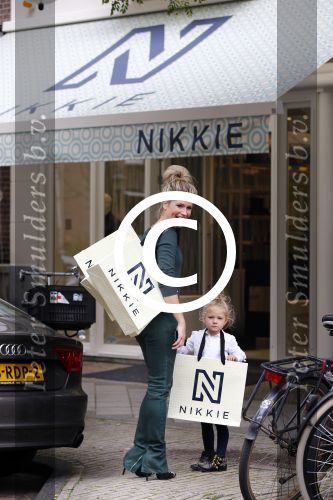 Amsterdam 22 september 2013
Nikkie Plessen en haar dochter Jolie bij de nieuwe winkel van Nikkie op de cornelis schuytstraat.