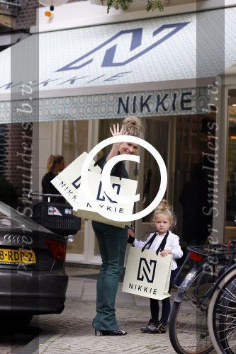 Amsterdam 22 september 2013
Nikkie Plessen en haar dochter Jolie bij de nieuwe winkel van Nikkie op de cornelis schuytstraat.