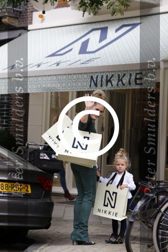 Amsterdam 22 september 2013
Nikkie Plessen en haar dochter Jolie bij de nieuwe winkel van Nikkie op de cornelis schuytstraat.