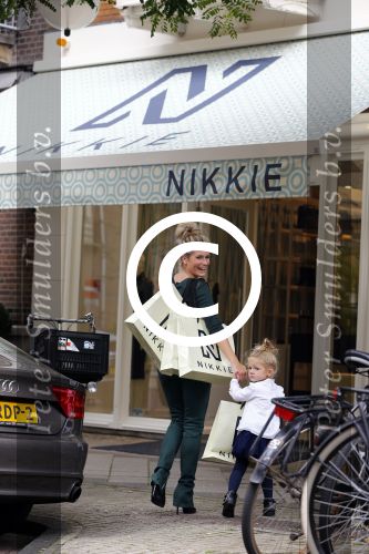 Amsterdam 22 september 2013
Nikkie Plessen en haar dochter Jolie bij de nieuwe winkel van Nikkie op de cornelis schuytstraat.