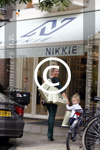 Amsterdam 22 september 2013
Nikkie Plessen en haar dochter Jolie bij de nieuwe winkel van Nikkie op de cornelis schuytstraat.