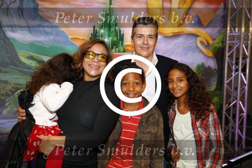 Zaandam 5 oktober 2013
Premiere Oz in de schouwburg van Zaandam.
Nurlaila Kareem met man en kinderen