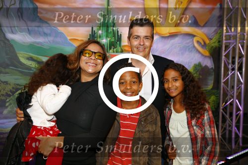 Zaandam 5 oktober 2013
Premiere Oz in de schouwburg van Zaandam.
Nurlaila Kareem met man en kinderen