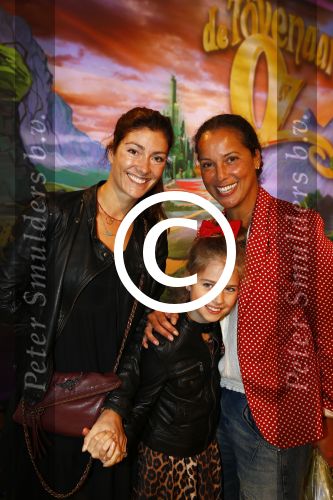 Zaandam 5 oktober 2013
Premiere Oz in de schouwburg van Zaandam.
Odette ... met een vriendin