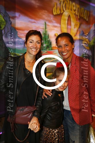 Zaandam 5 oktober 2013
Premiere Oz in de schouwburg van Zaandam.
Odette ... met een vriendin