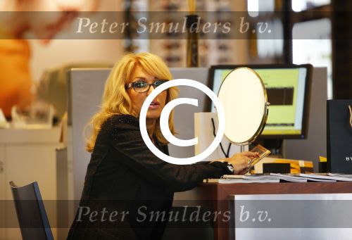Amsterdam 4 oktober 2013
Patricia Paay koopt een leesbril op de beethovenstraat.