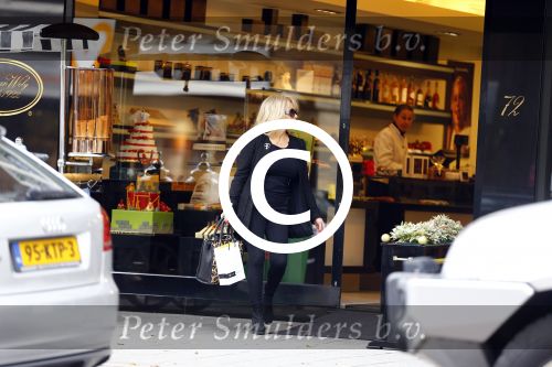 Amsterdam 4 oktober 2013
Patricia Paay koopt een leesbril op de beethovenstraat.