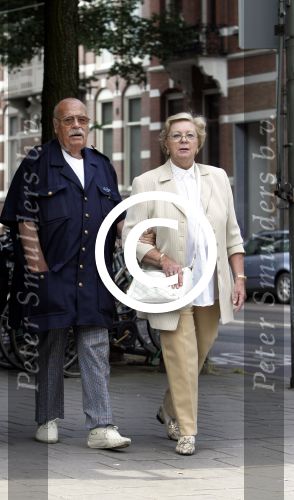 Amsterdam 22 juni 2004
Pistolen paultje (Paul Wilking) met vrouw aan het wandelen
Peter Smulders bv