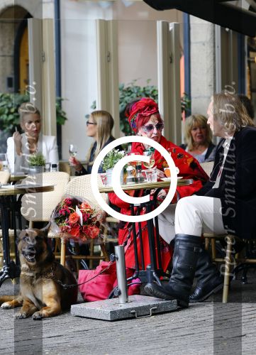 Amsterdam 10 september 2013
Petra Heyboer op terras met haar hond