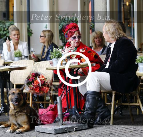 Amsterdam 10 september 2013
Petra Heyboer op terras met haar hond