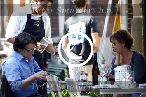Amsterdam 9 september 2013
Pierre Bokma op terras met ......