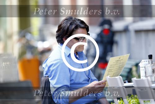 Amsterdam 9 september 2013
Pierre Bokma op terras met ......