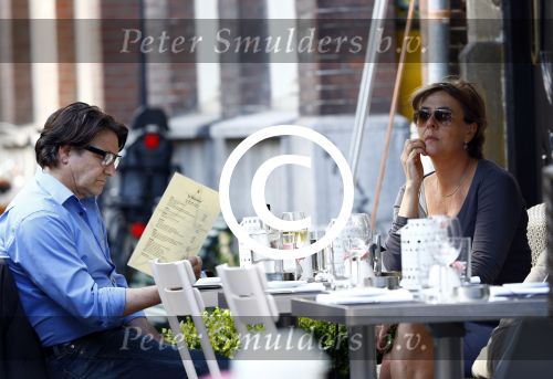 Amsterdam 9 september 2013
Pierre Bokma op terras met ......