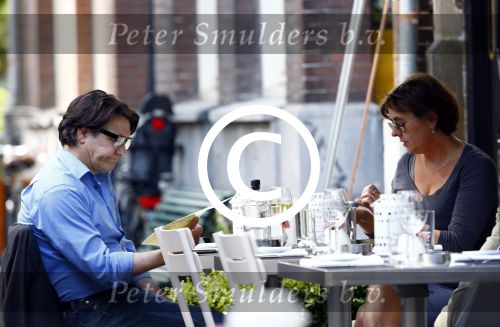 Amsterdam 9 september 2013
Pierre Bokma op terras met ......