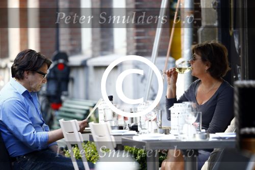 Amsterdam 9 september 2013
Pierre Bokma op terras met ......